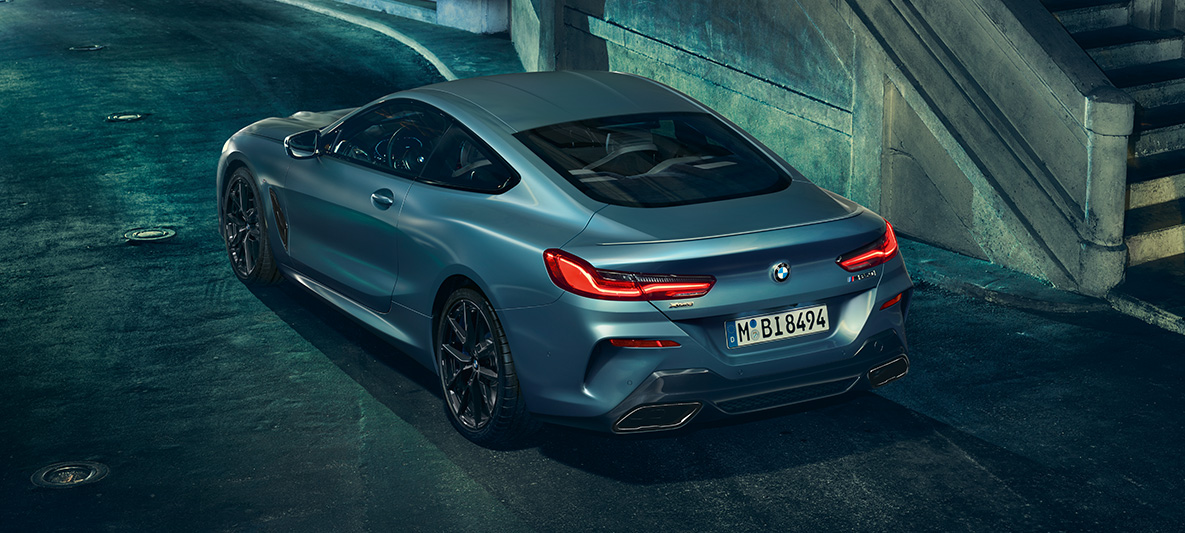 BMW M850i Coupé First Edition, Dreiviertel-Heck Die BMW M850i Coupé First Edition steht in Dreiviertelheckansicht vor urbaner Kulisse