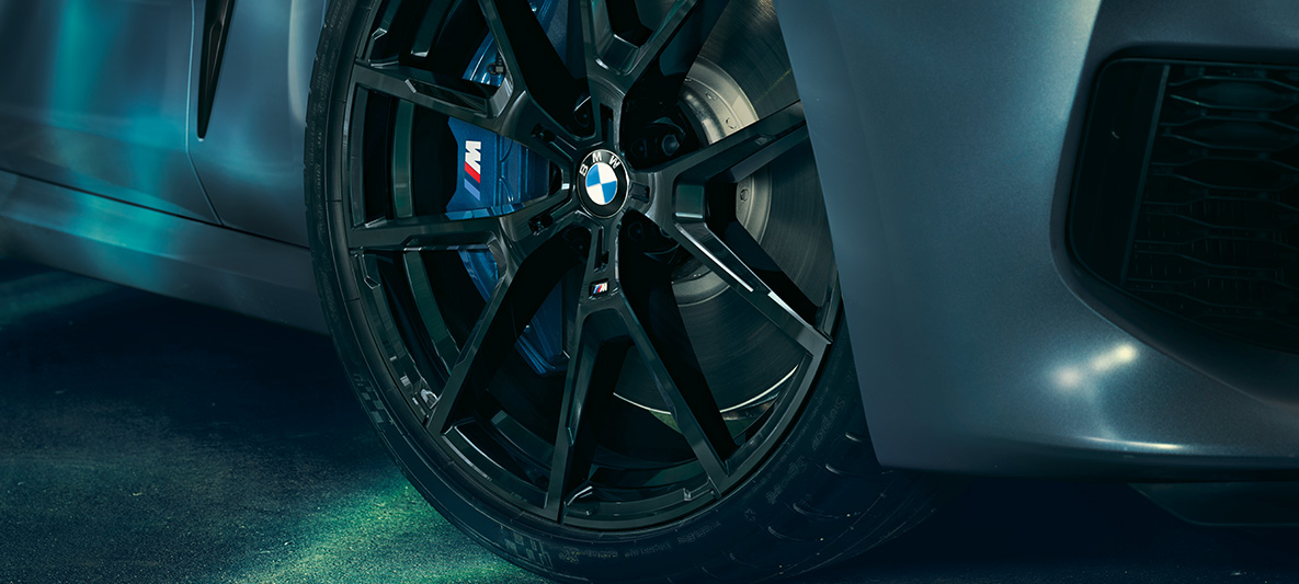 BMW M850i Coupé First Edition, Close-up Rad Das 20” Leichtmetallrad der BMW M850i Coupé First Edition