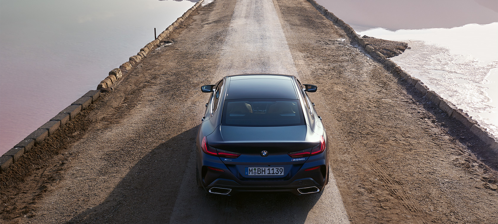 BMW M850i xDrive Gran Coupé G16 LCI Facelift 2022 BMW Individual Frozen Tansanitblau metallic Heckansicht aus der Vogelperspektive BMW M850i xDrive Gran Coupé G16 LCI Facelift 2022 BMW Individual Frozen Tansanitblau metallic Heckansicht aus der Vogelperspektive