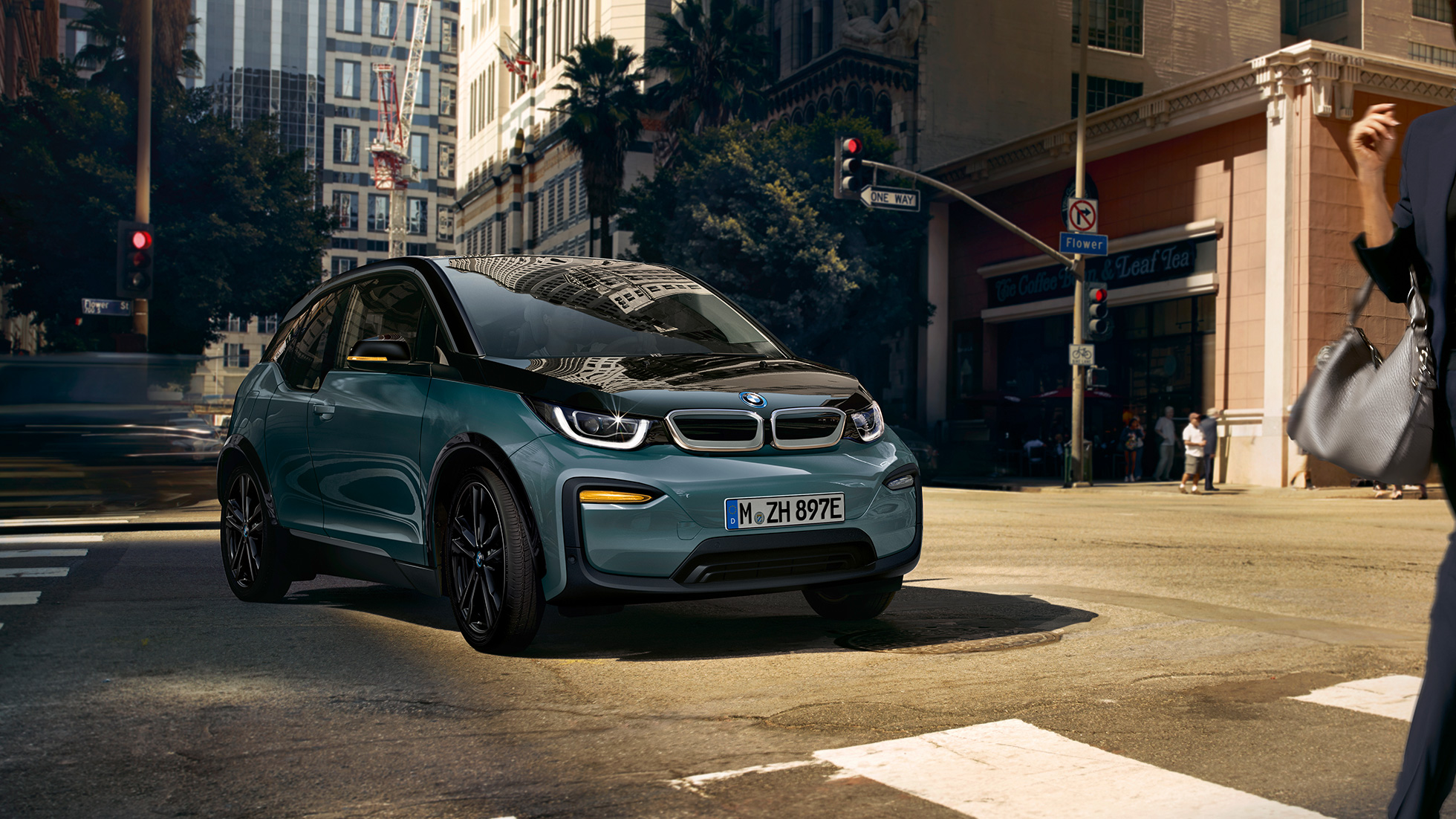 BMW i3 2018 Dreiviertel-Frontansicht fahrend BMW i3 I01 2018 Jucarobeige mit Akzent Frozen Grey metallic Dreiviertel-Frontansicht fahrend in urbaner Kulisse