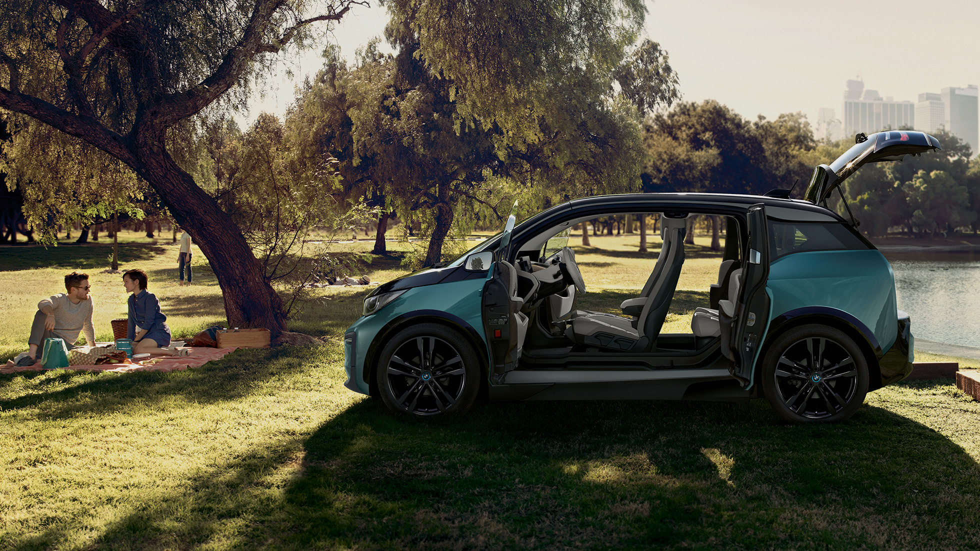 BMW i3 2018 Seitenansicht mit geöffneten Türen BMW i3 I01 2018 Jucarobeige mit Akzent Frozen Grey metallic Seitenansicht mit geöffneten Türen