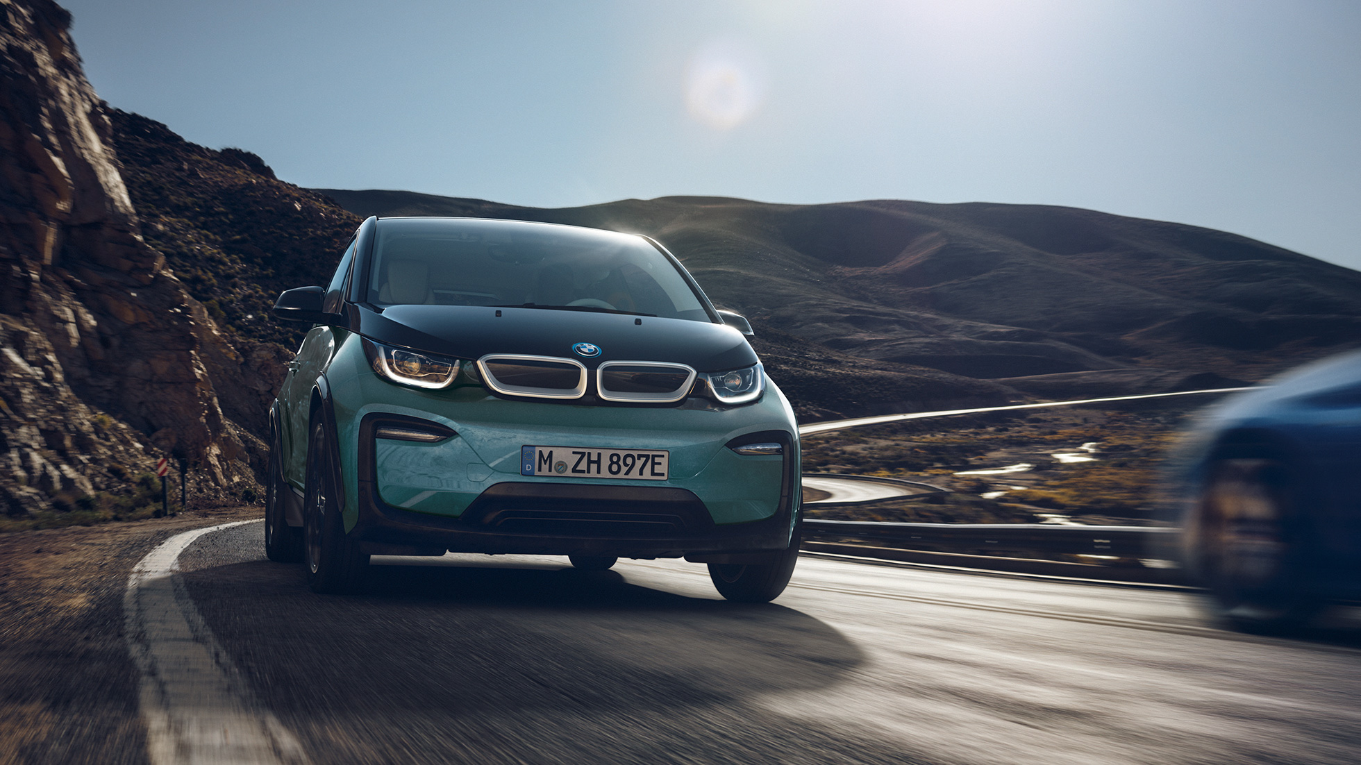 BMW i3 2018 Seitenansicht fahrend BMW i3 I01 2018 Jucarobeige mit Akzent Frozen Grey metallic Seitenansicht fahrend in urbaner Kulisse