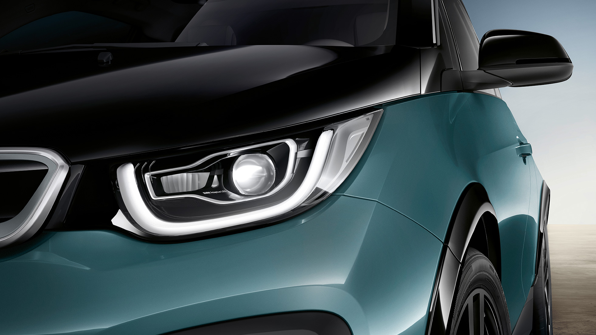 BMW i3 2018 LED-Frontscheinwerfer BMW i3 I01 2018 Jucarobeige mit Akzent Frozen Grey metallic Nahaufnahme Front LED-Frontscheinwerfer