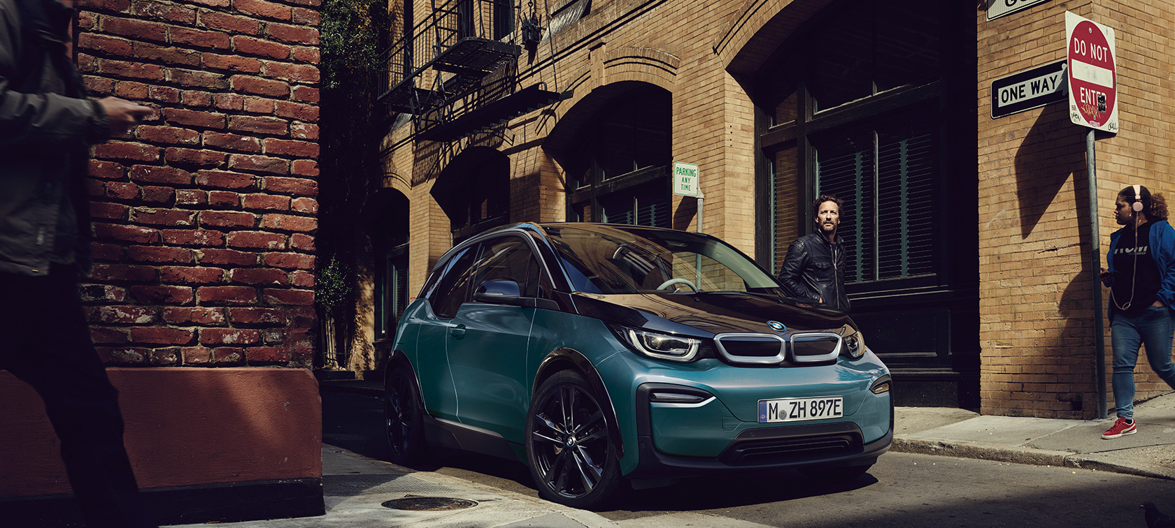 BMW i3 I01 2018 Jucarobeige mit Akzent Frozen Grey metallic Dreiviertel-Frontansicht parkend in urbaner Kulisse