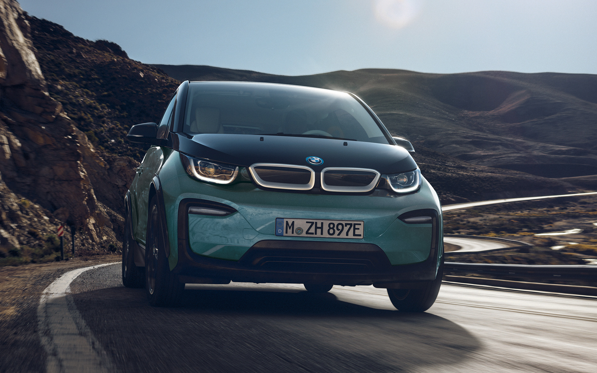 BMW i3 I01 2018 Blue Ridge Mountain mit Akzent Frozen Grey metallic Frontansicht fahrend auf Landstraße