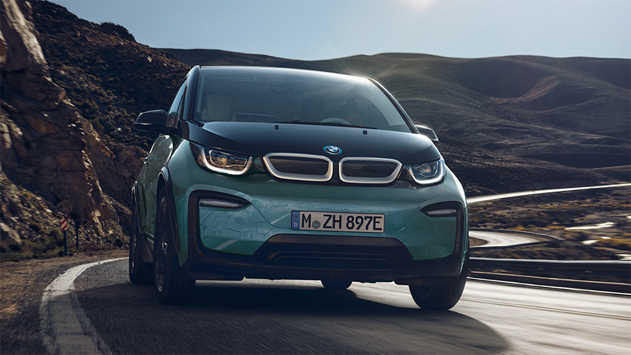 BMW i3 I01 2018 Blue Ridge Mountain mit Akzent Frozen Grey metallic Frontansicht fahrend auf Landstraße