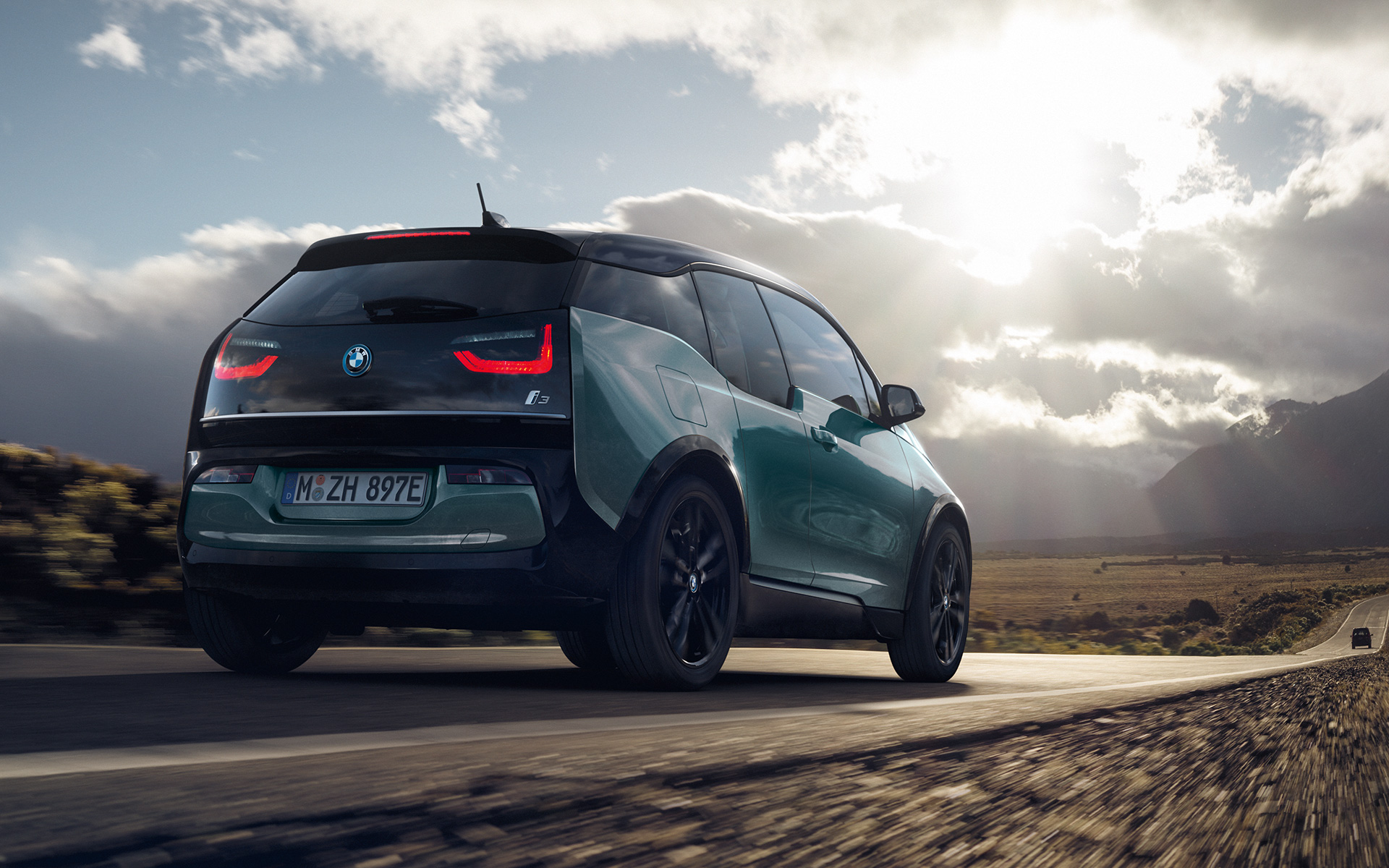 BMW i3 I01 2018 Blue Ridge Mountain mit Akzent Frozen Grey metallic Dreiviertel-Heckansicht fahrend auf Landstraße