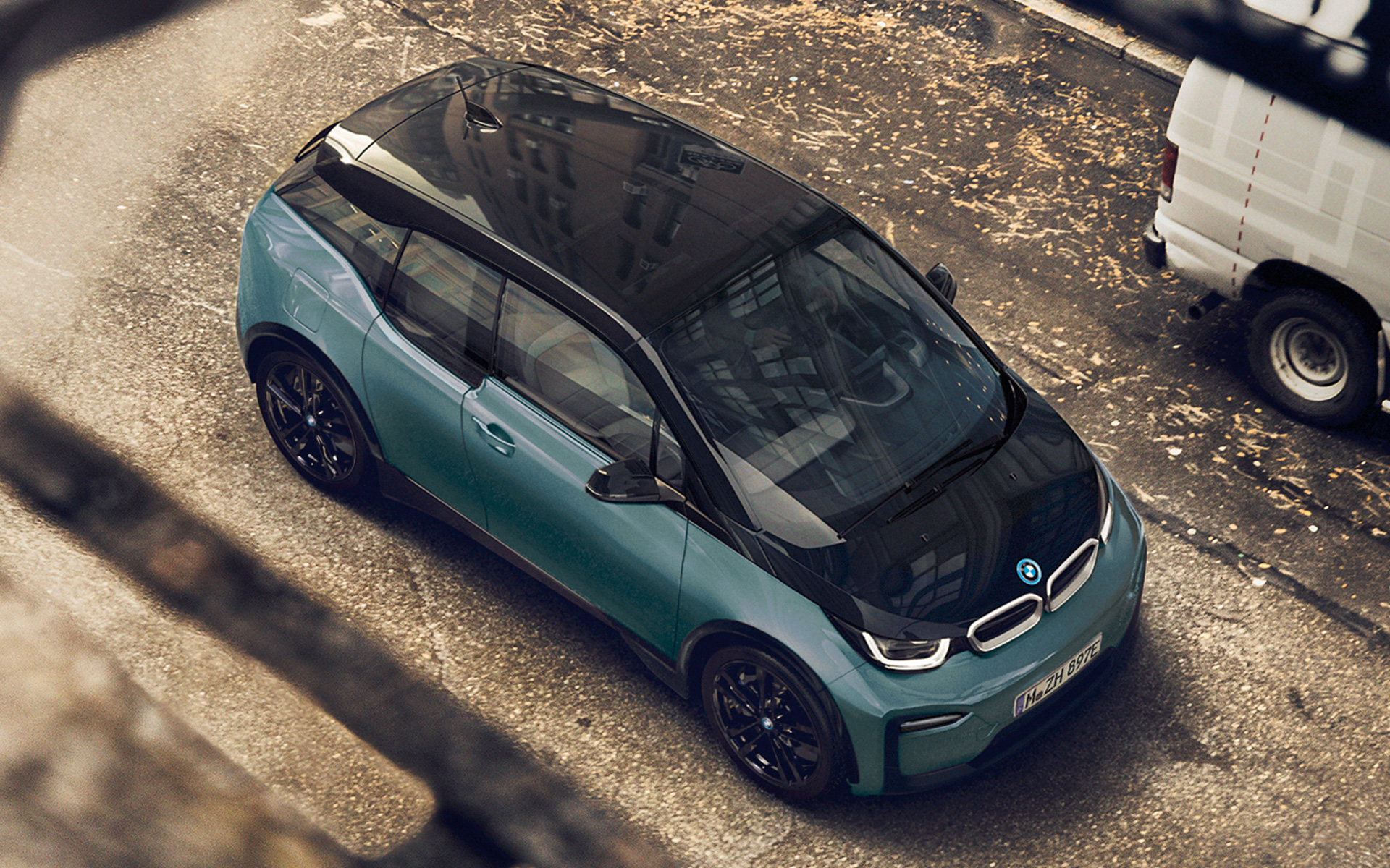 BMW i3 I01 2018 Blue Ridge Mountain mit Akzent Frozen Grey metallic Vogelperspektive Carbondach