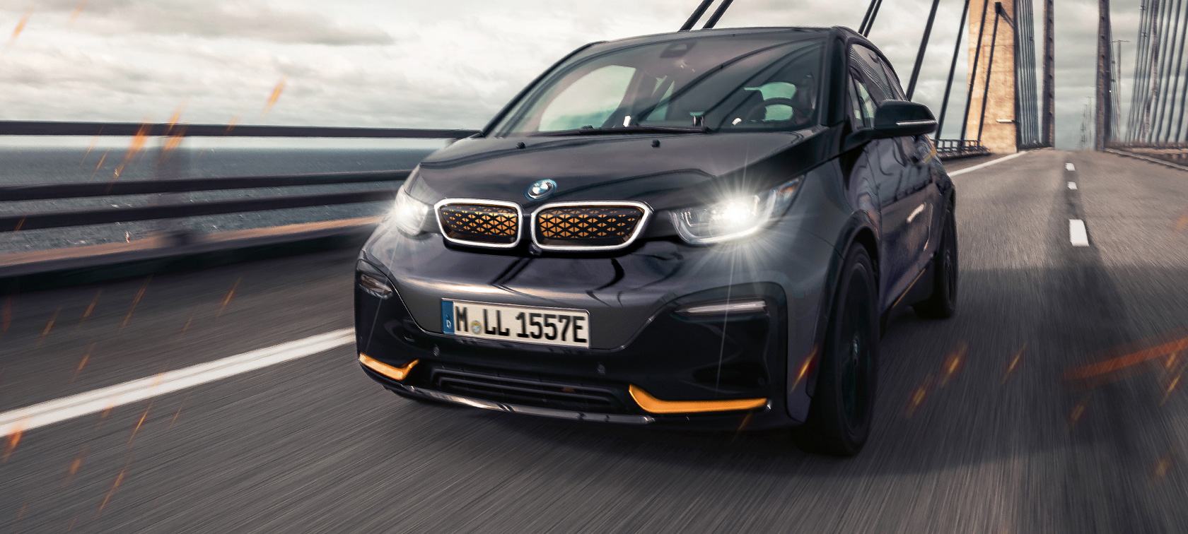 BMW i3 Unique Forever Edition I01 Dreiviertel-Frontansicht BMW i3 Unique Forever Edition I01 Storm Bay mit Akzent Frozen E-Copper metallic Dreiviertel-Frontansicht fahrend auf Straße