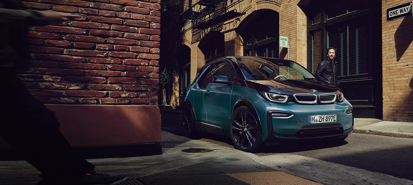 BMW i3 I01 2018 Blue Ridge Mountain mit Akzent Frozen Grey metallic Dreiviertel-Frontansicht parkend in urbaner Kulisse