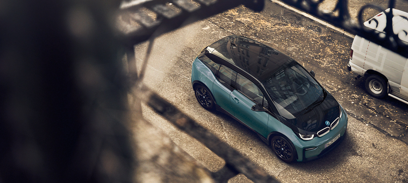 BMW i3 I01 2018 Vogelperspektive BMW i3 I01 2018 Blue Ridge Mountain mit Akzent Frozen Grey metallic Vogelperspektive Carbondach