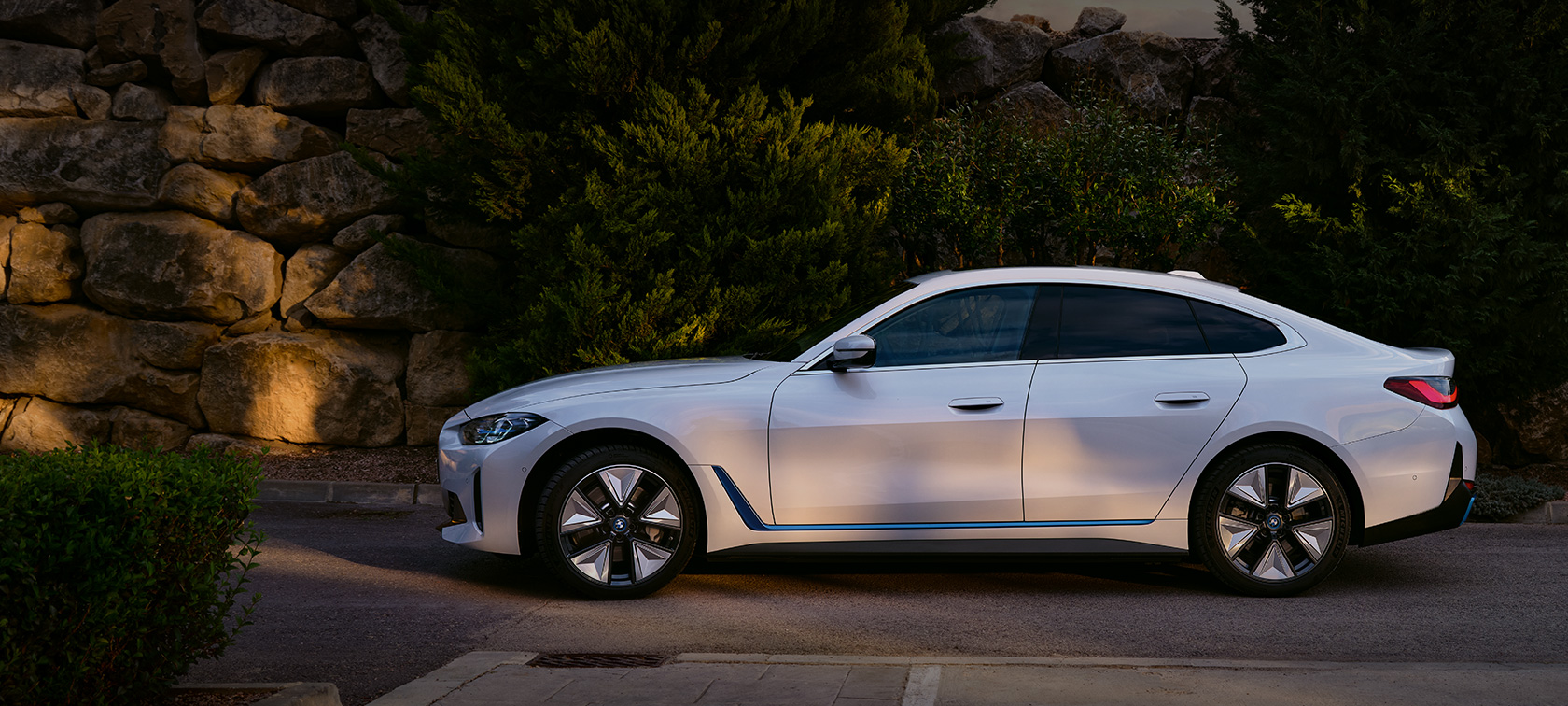 BMW i4 eDrive40 G26 2021 Mineralweiß Seitenansicht stehend