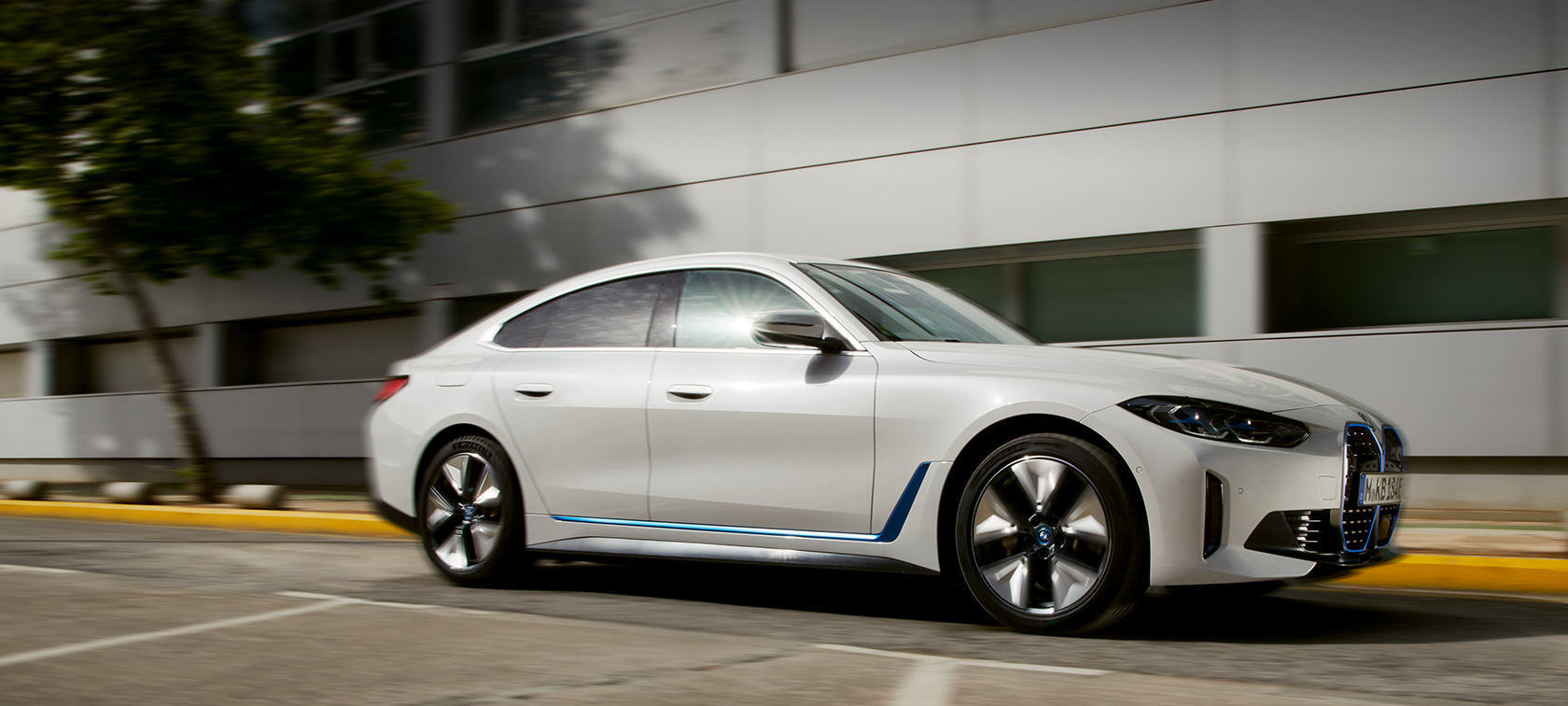 BMW i4 eDrive40 G26 2021 Dreiviertel-Seitenansicht fahrend vor Gebäude