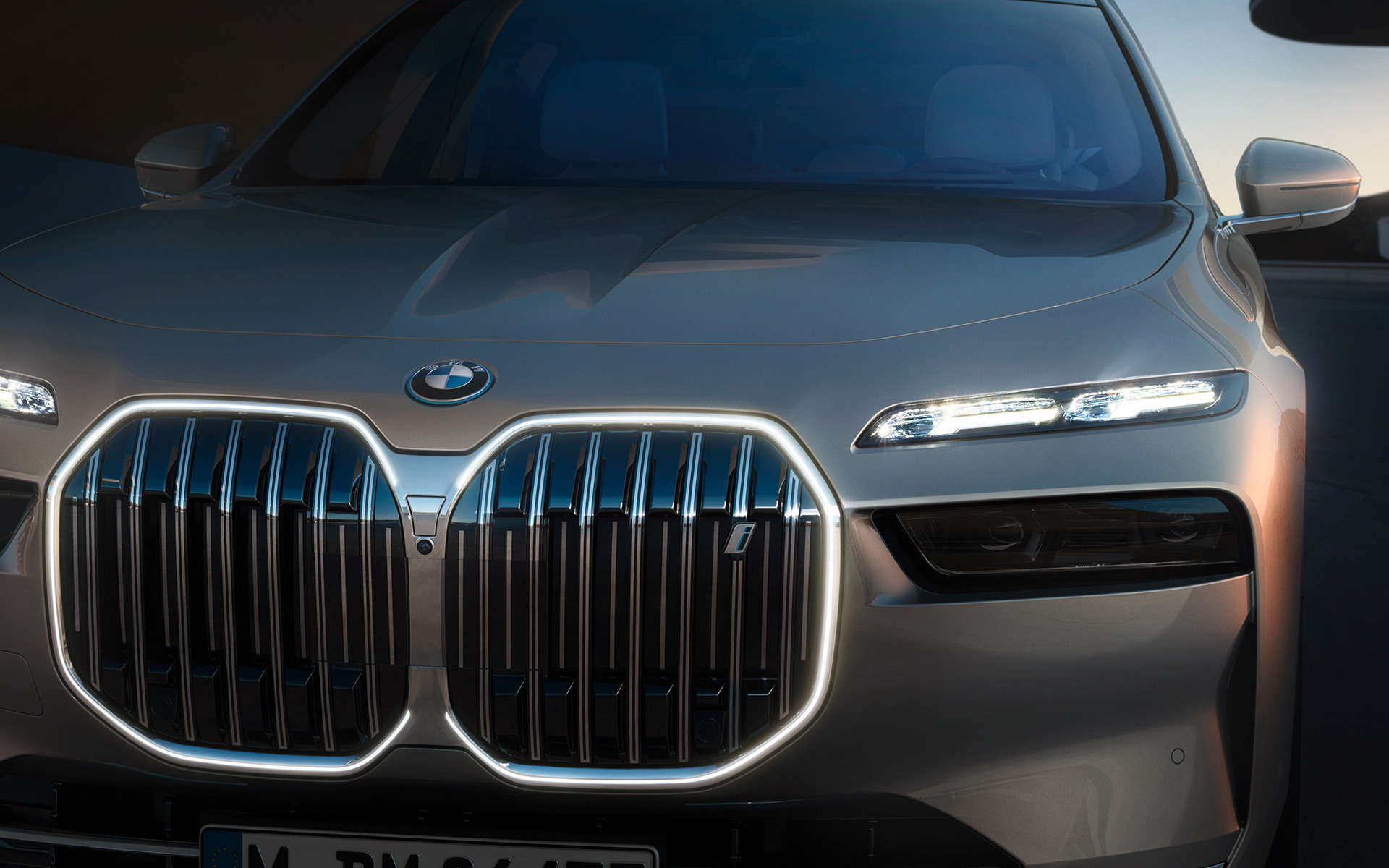 BMW i7 Limousine G70 Exterieur BMW Niere Iconic Glow mit angeschaltetem Licht