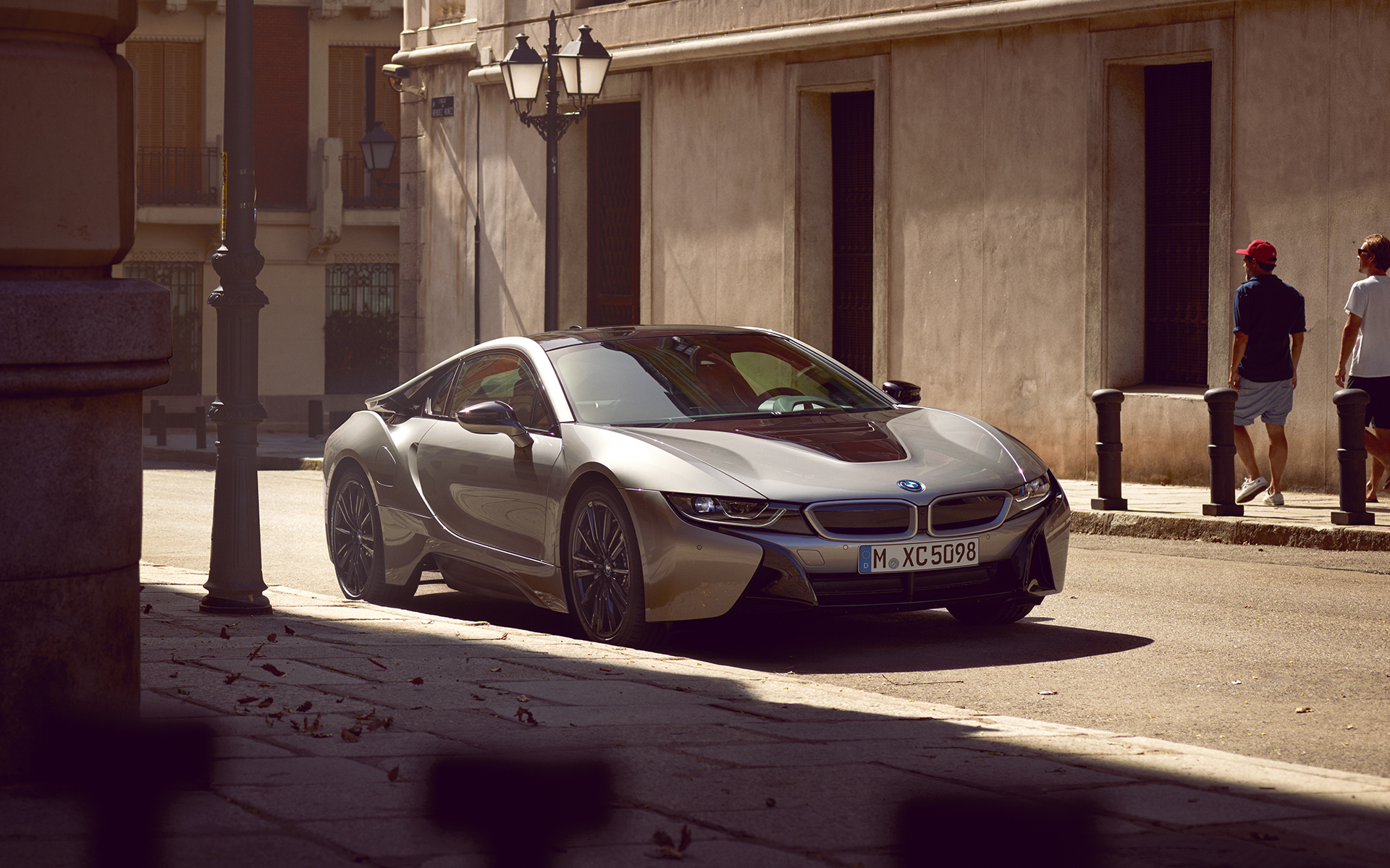 BMW i8 Coupé geparkt an einer Straße in der Stadt BMW i8 Coupé geparkt an einer Straße in der Stadt