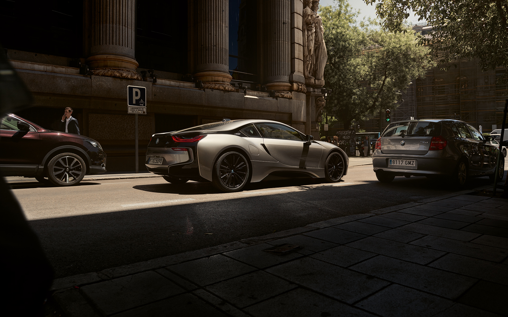 BMW i8 Coupé fährt durch die Stadt BMW i8 Coupé fährt durch die Stadt