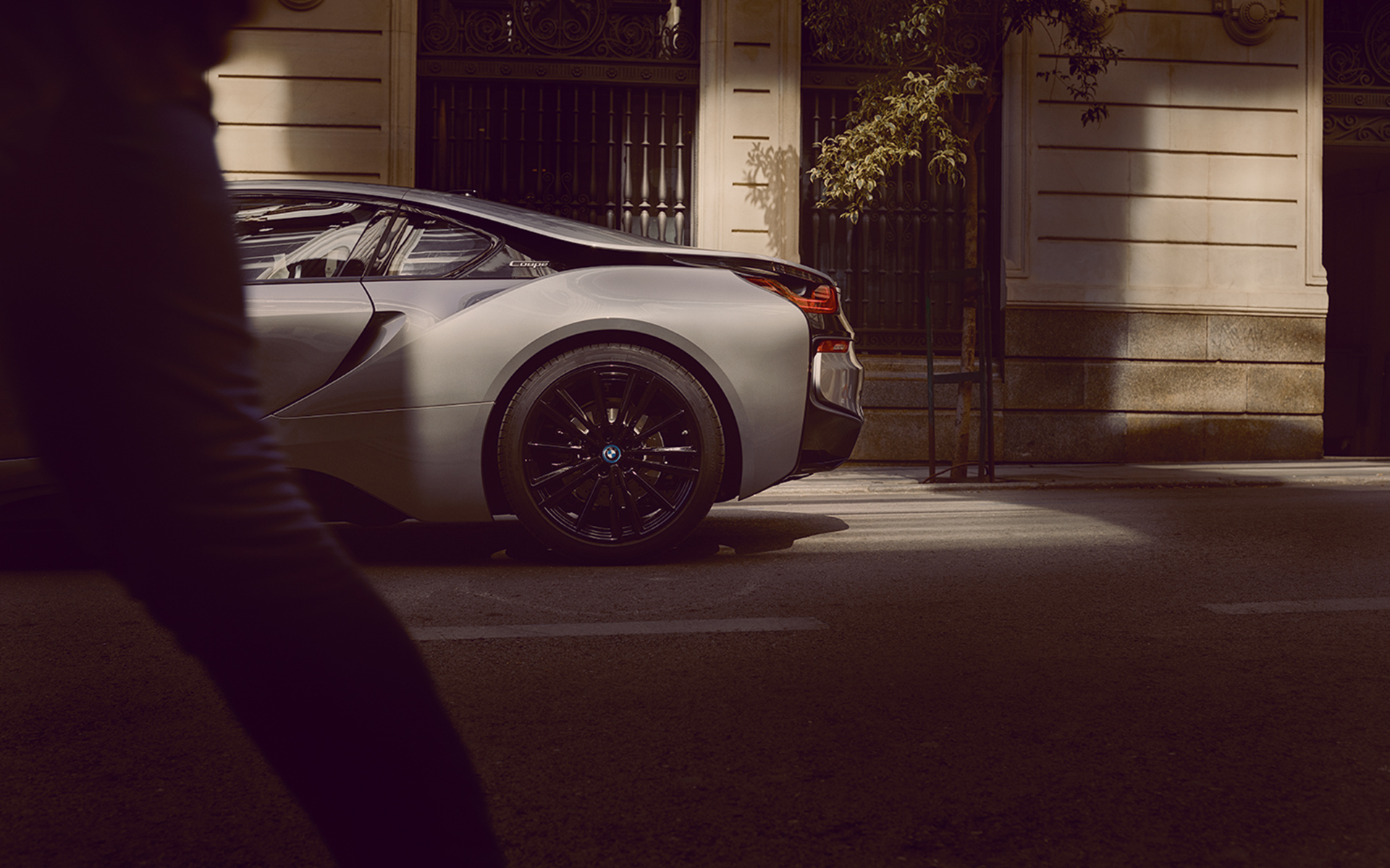 Seitenansicht eines BMW i8 Coupé, Fokus auf das Hinterrad Seitenansicht eines BMW i8 Coupé, Fokus auf das Hinterrad