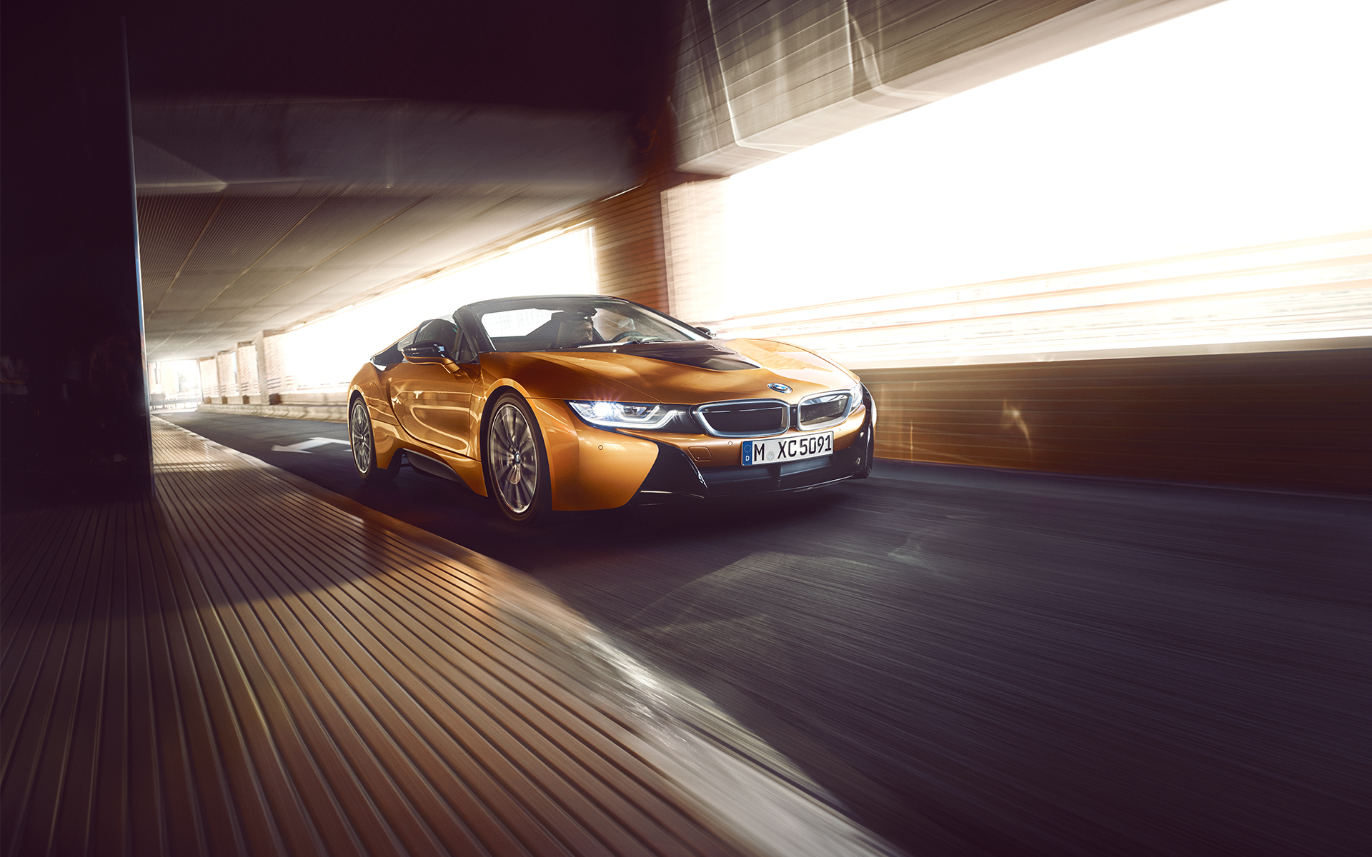 BMW i8 Roadster in Fahrt: Frontansicht BMW i8 Roadster in Fahrt: Frontansicht