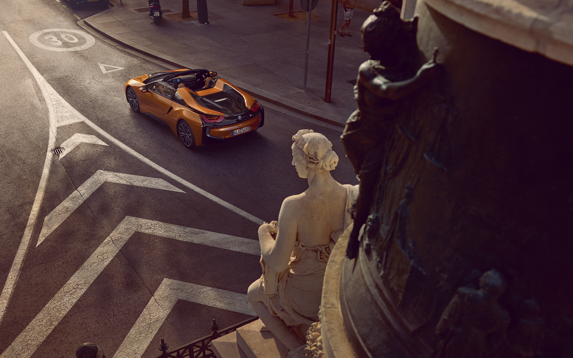 BMW i8 Roadster fährt in einer 30er Zone in der Stadt, Ansicht von oben BMW i8 Roadster fährt in einer 30er Zone in der Stadt, Ansicht von oben