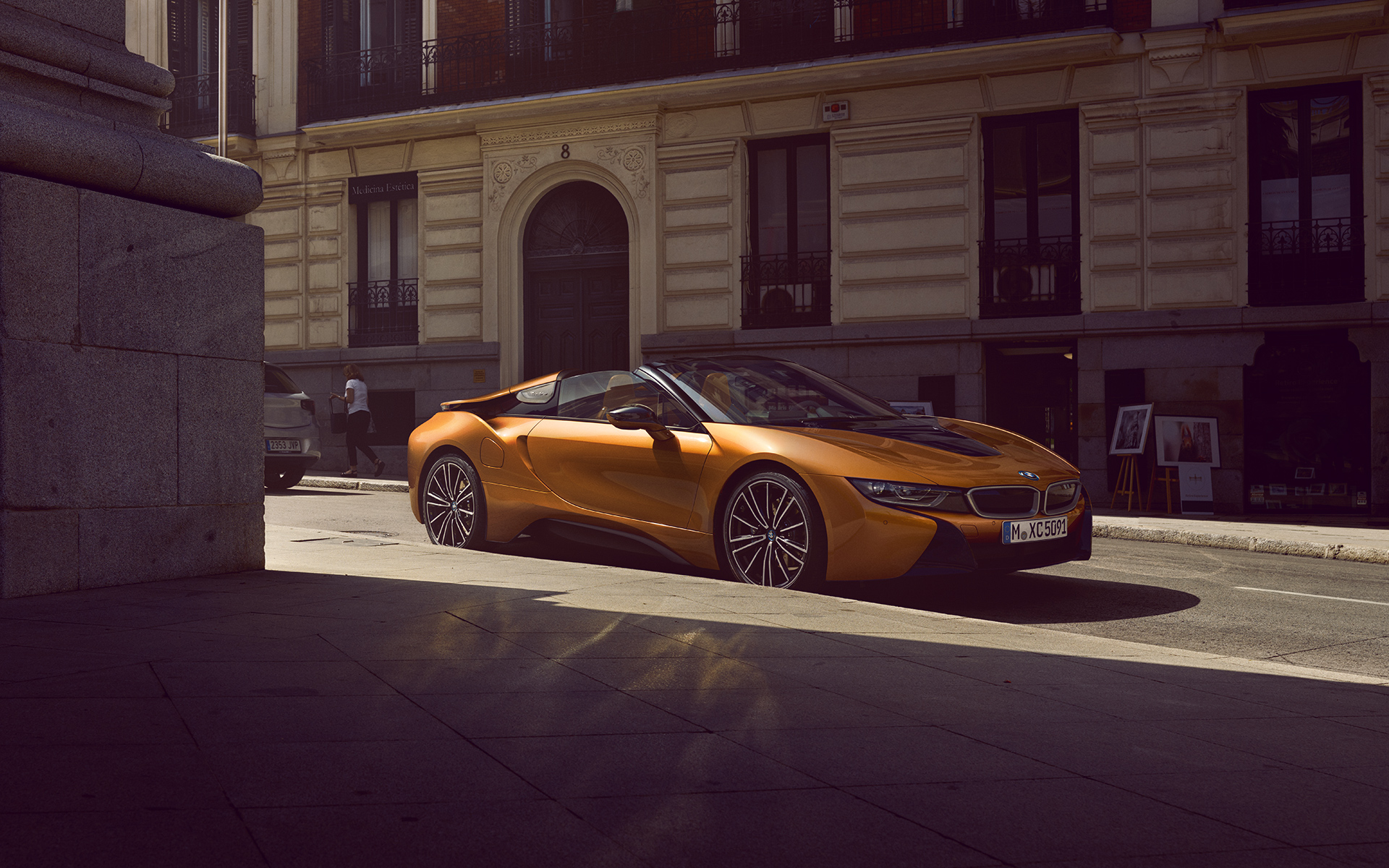Seitenansicht eines geparkten BMW i8 Roadster in der Stadt Seitenansicht eines geparkten BMW i8 Roadster in der Stadt