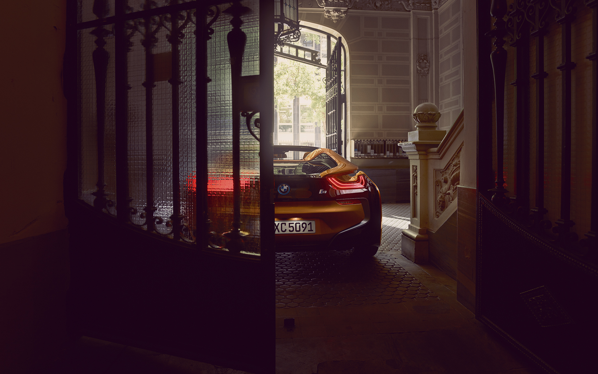 BMW i8 Roadster fährt aus dem Haus, Rückansicht BMW i8 Roadster fährt aus dem Haus, Rückansicht