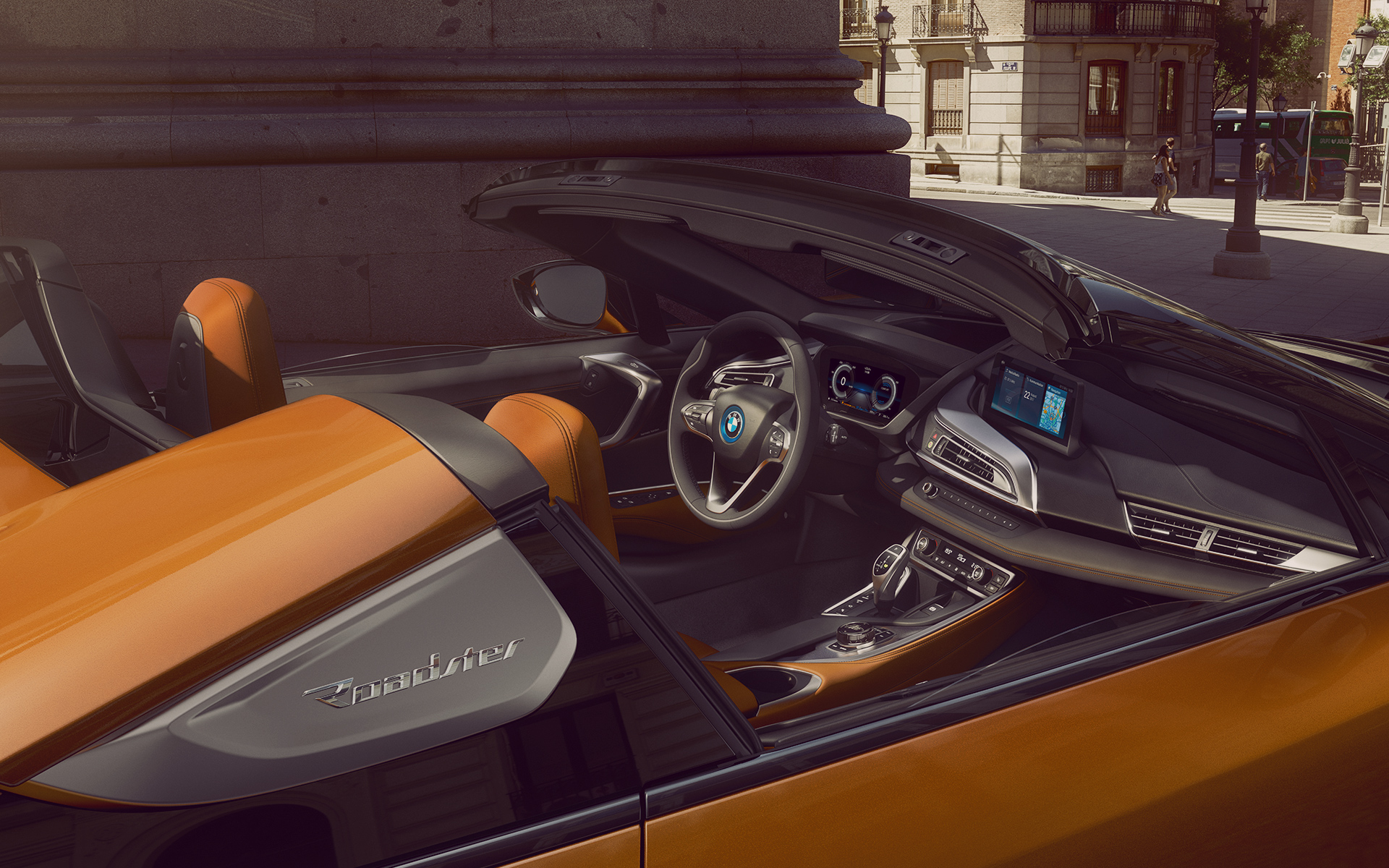 Blick auf den Innenraum eines in der Stadt geparkten BMW i8 Roadster Blick auf den Innenraum eines in der Stadt geparkten BMW i8 Roadster