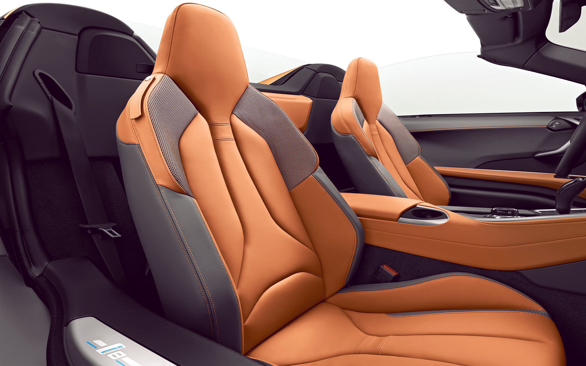 Innenraum des BMW i8 Roadster mit braunen Ledersitzen Innenraum des BMW i8 Roadster mit braunen Ledersitzen