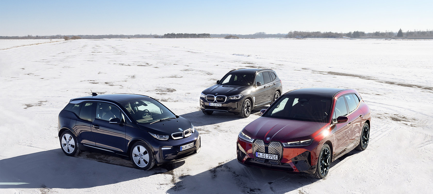 BMW Elektroautos Dreiviertel-Seitenansicht auf Sand Vogelperspektive BMW i Modelle BMW Elektroautos Dreiviertel-Seitenansicht auf Sand Vogelperspektive