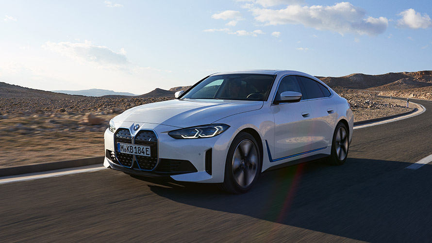 BMW i4 G26 erste Generation Dreiviertel-Frontansicht fahrend BMW i Modelle BMW i4 G26 erste Generation Dreiviertel-Frontansicht fahrend