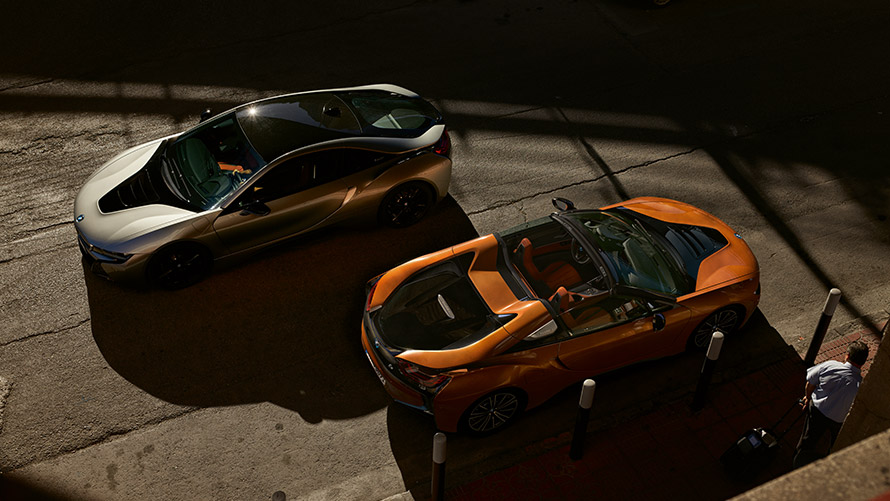 BMW i8 I12 I15 erste Generation Dreiviertel-Seitenansicht auf Straße BMW i Modelle BMW i8 I12 I15 erste Generation Dreiviertel-Seitenansicht auf Straße