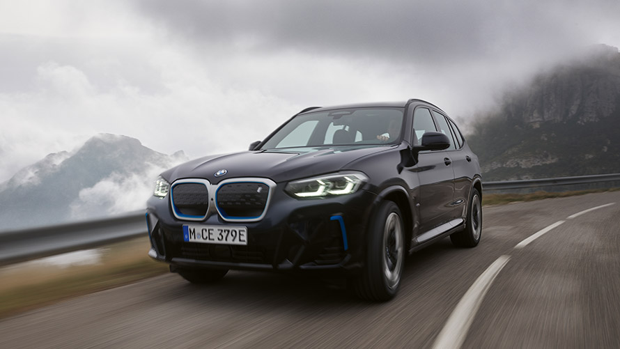 BMW iX3 G08 erste Generation Dreiviertel-Frontansicht fahrend BMW i Modelle BMW iX3 G08 erste Generation Dreiviertel-Frontansicht fahrend