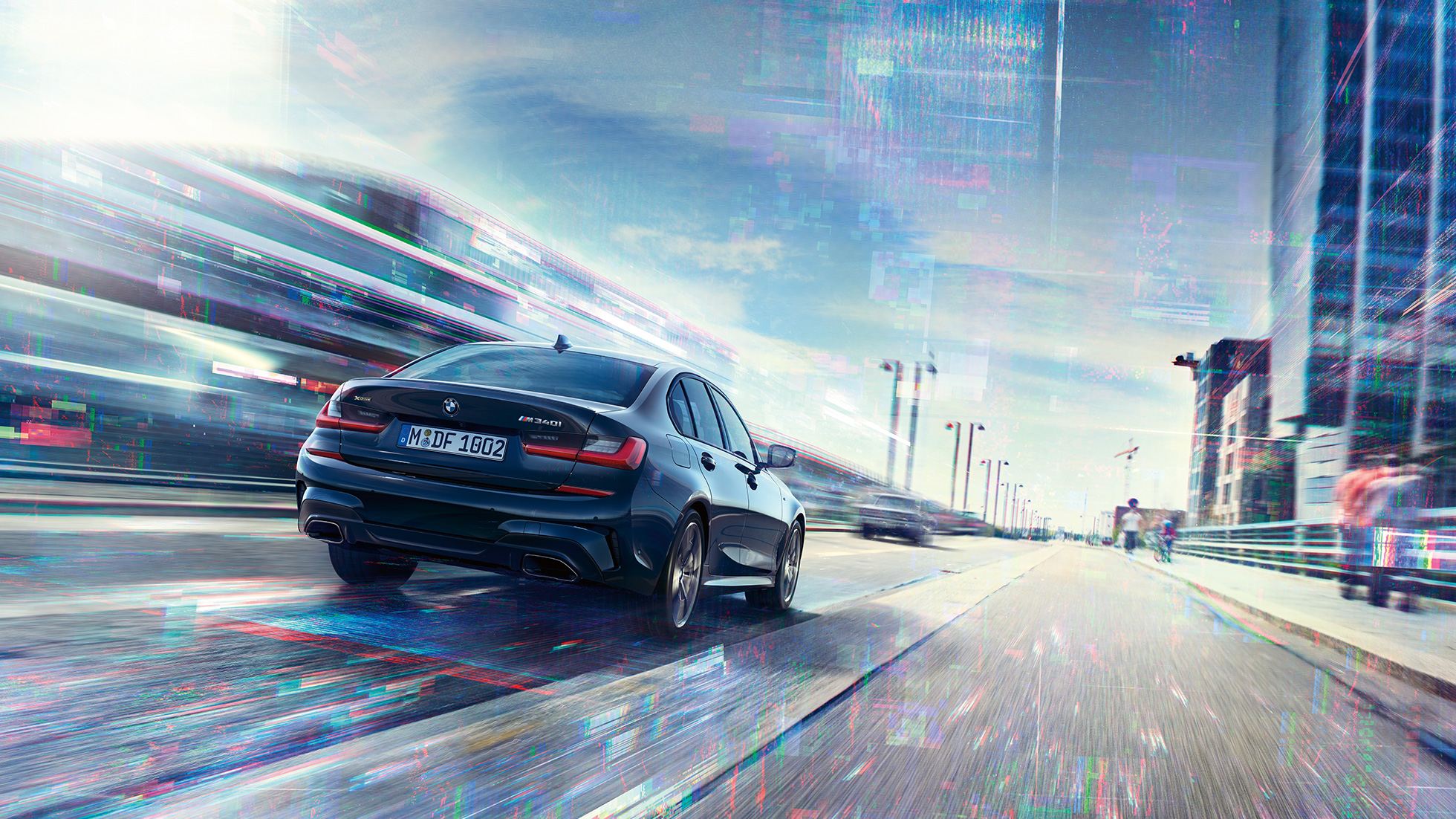 Heckansicht BMW M340i xDrive Limousine BMW M340i xDrive Limousine G20 Saphirschwarz metallic Heckansicht bei Fahrt