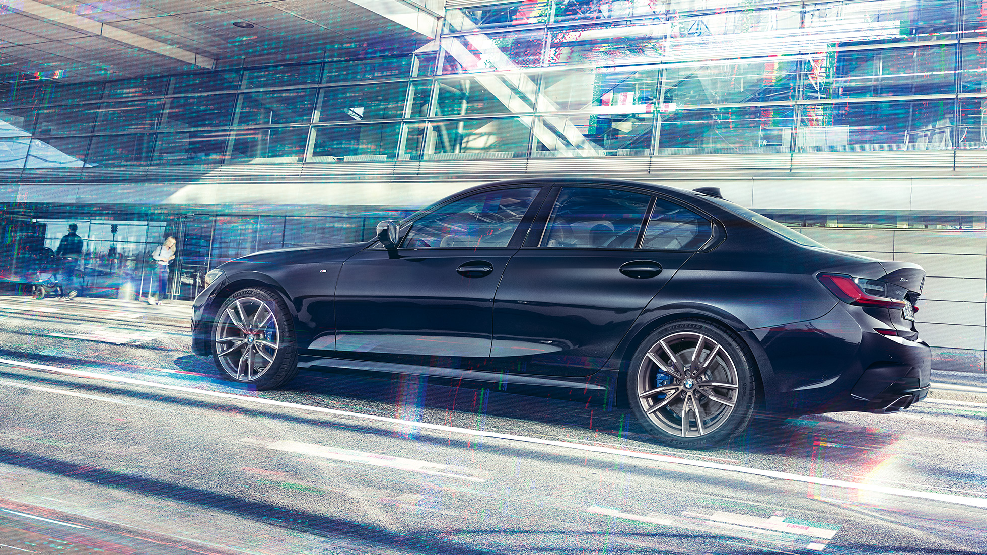 Seitenansicht BMW M340i xDrive Limousine BMW M340i xDrive Limousine G20 Saphirschwarz metallic Seitenansicht bei Fahrt