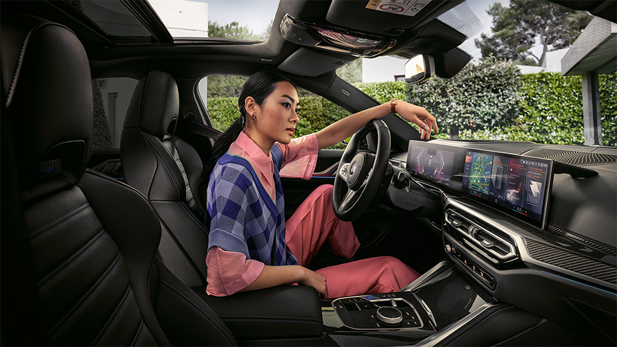 BMW i4 M50 G26 2021 Innenraum mit Frau auf Fahrersitz