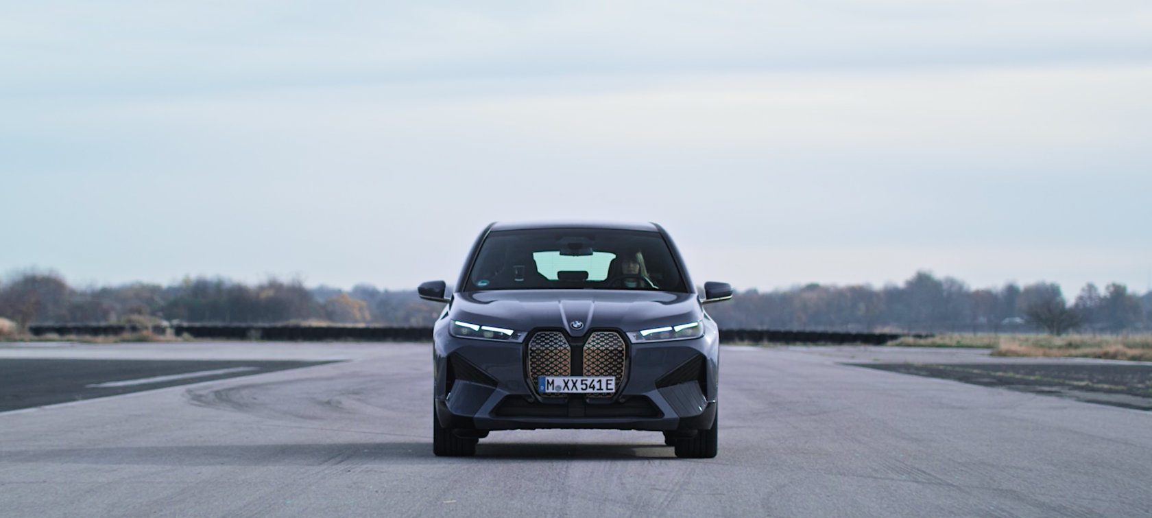 Launch Control BMW IconicSounds Electric BMW iX M60 i20 2022 BMW Individual Storm Bay metallic Video BMW iX M60 i20 2022 BMW Individual Storm Bay metallic Beschleunigung Fahrmodus SPORT+ Launch Control Start BMW IconicSounds Electric Video