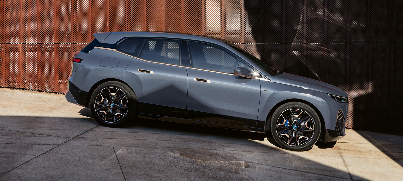 BMW iX M60 i20 2022 Elektro-SUV BMW Individual Storm Bay metallic Seitenansicht parkend BMW iX M60 i20 2022 Elektro-SUV BMW Individual Storm Bay metallic Seitenansicht parkend