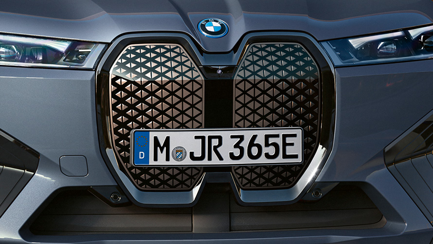 Shy Tech BMW Niere BMW iX M60 i20 2022 Elektro-SUV BMW Individual Storm Bay metallic BMW iX M60 i20 2022 Elektro-SUV BMW Individual Storm Bay metallic Frontansicht vertikale BMW Niere Shy Tech