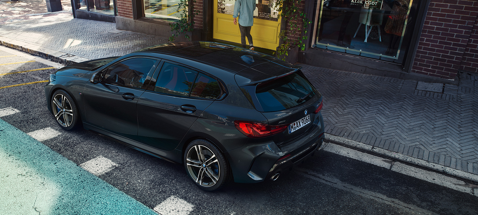 BMW M135i xDrive, Vogelperspektive BMW M135i xDrive in Saphirschwarz metallic, Vogelperspektive