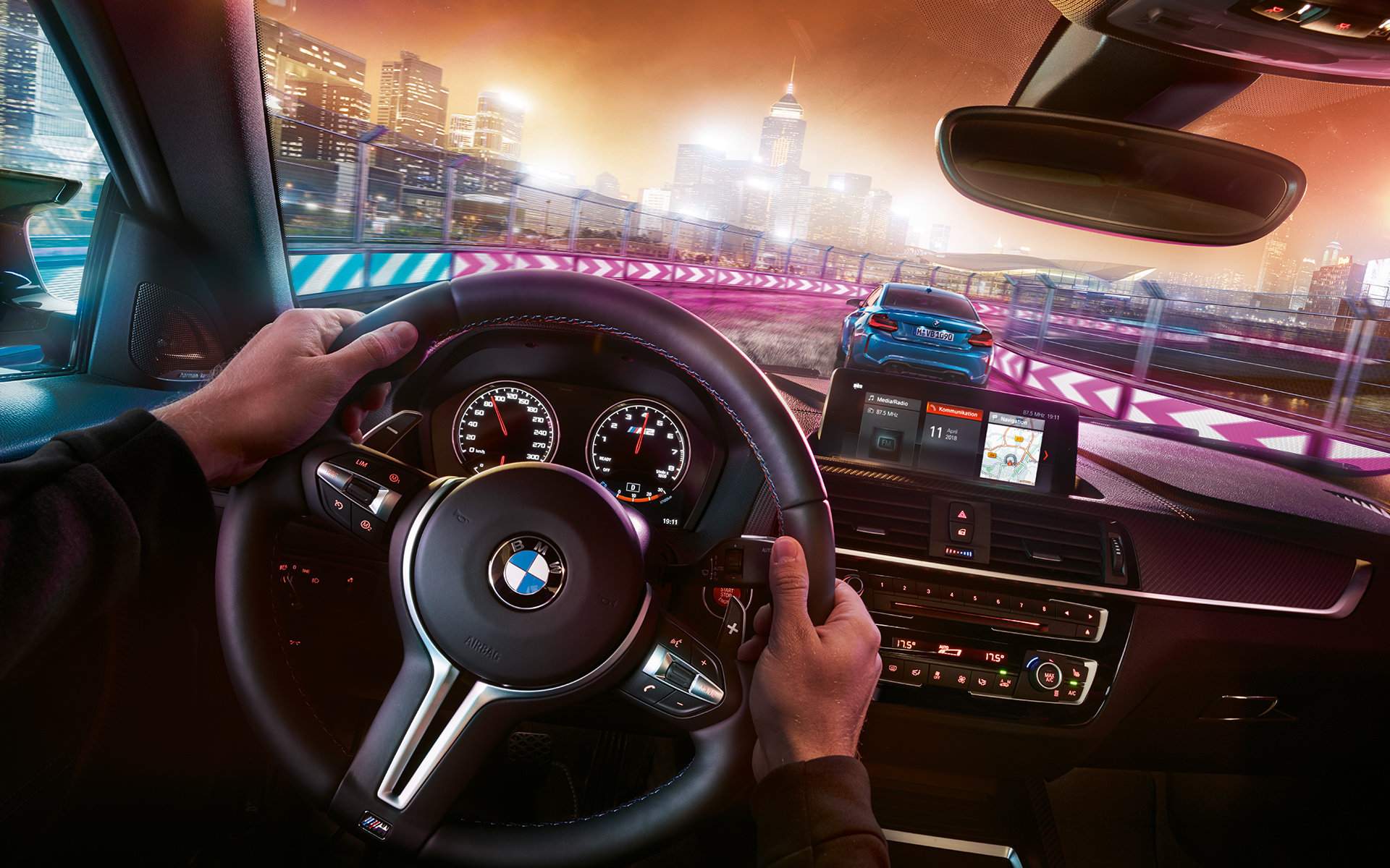 BMW M2 Competition Cockpit Zwei BMW M2 Competition in Rennsituation bei Nacht, Blick aus Cockpit.