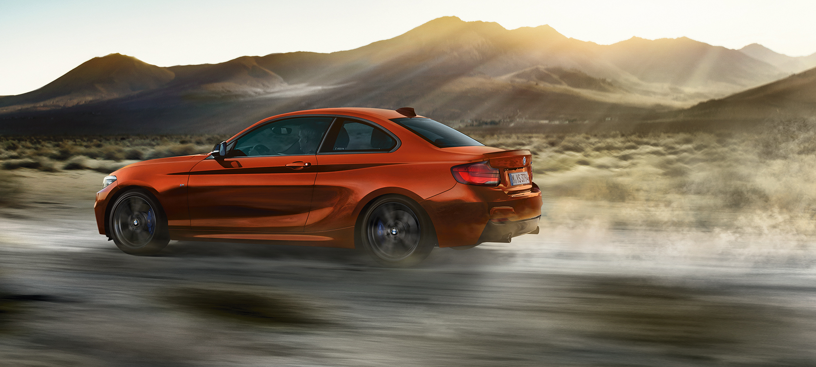 Fahrdynamik BMW M240i Coupé Fahrdynamik BMW M240i Coupé F22 2017 Sunset Orange metallic Seitenansicht