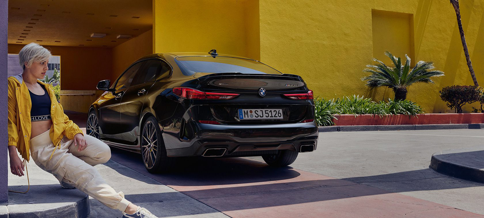 BMW M235i xDrive Gran Coupé F44 Saphirschwarz metallic Dreiviertel-Heckansicht fahrend