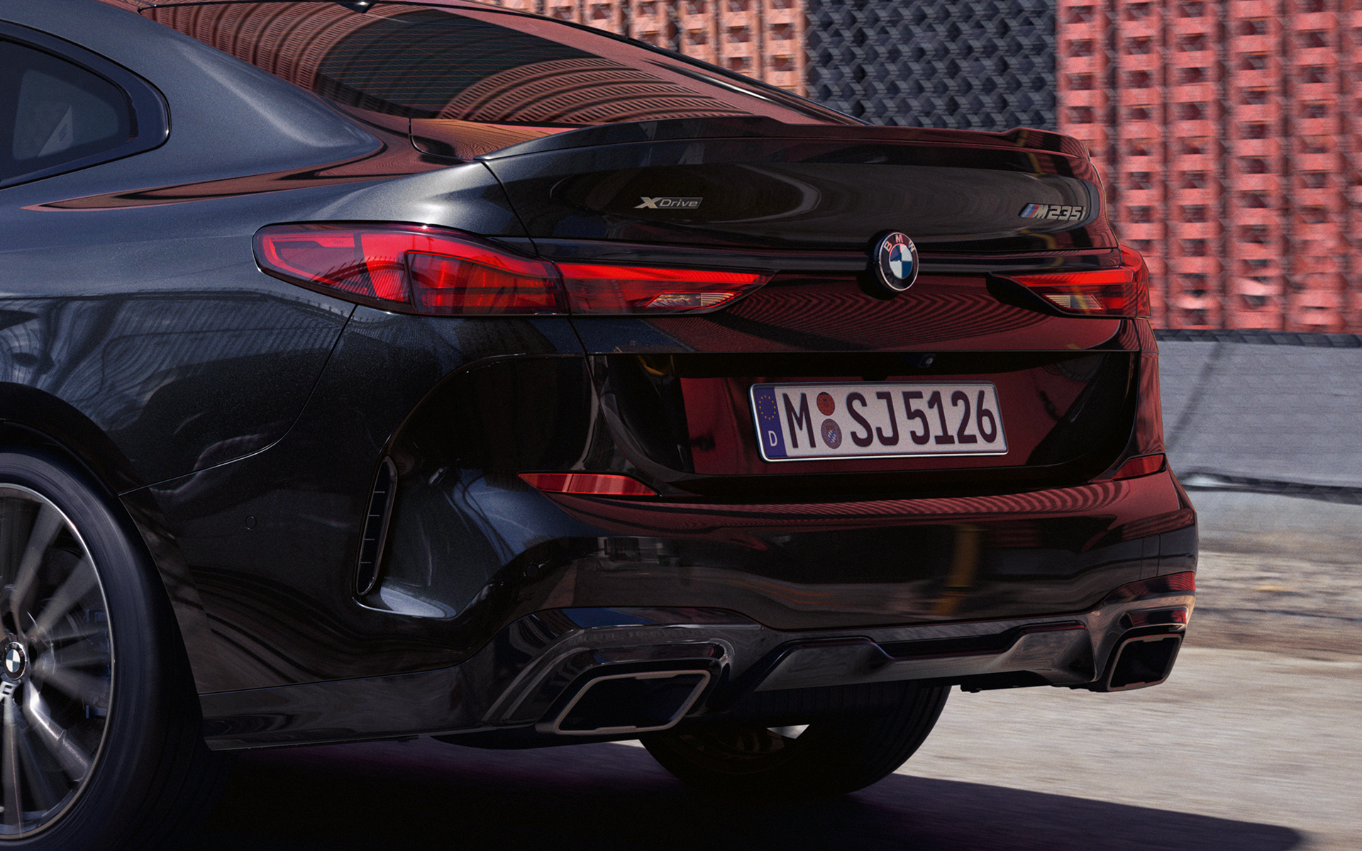 Athletische Heckpartie BMW M235i xDrive Gran Coupé F44 2020 Saphirschwarz metallic Dreiviertel-Heckansicht