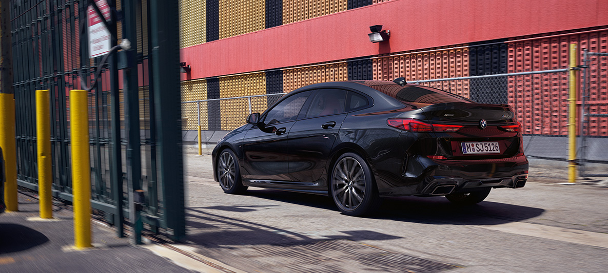 M Performance Paket BMW M235i xDrive Gran Coupé F44 M Performance Paket BMW M235i xDrive Gran Coupé F44 Saphirschwarz metallic Dreiviertel-Seitenansicht