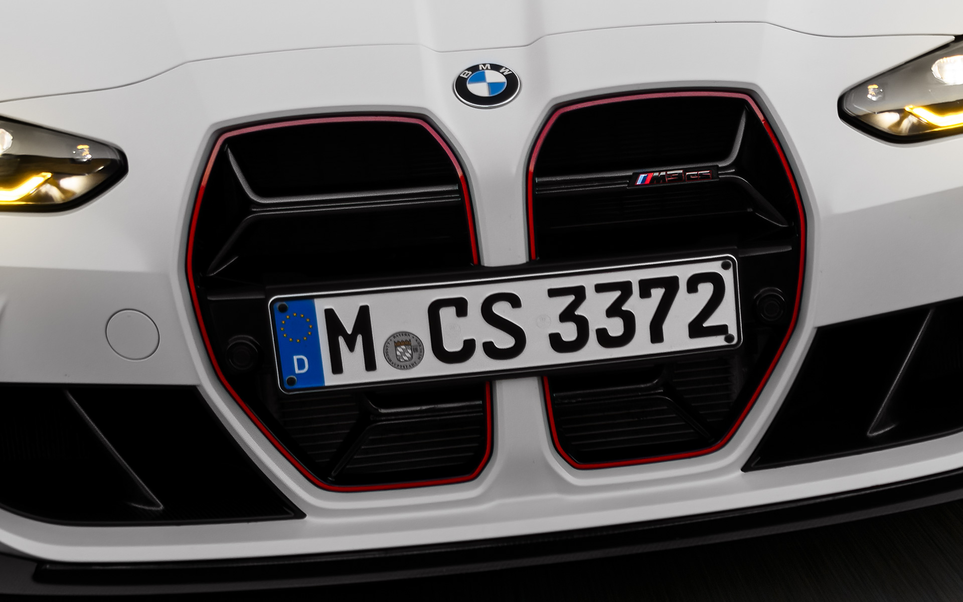 BMW M3 CS G80 CS-spezifische Niere in Schwarz mit roter Sondermodell-Signatur Frontansicht fahrend