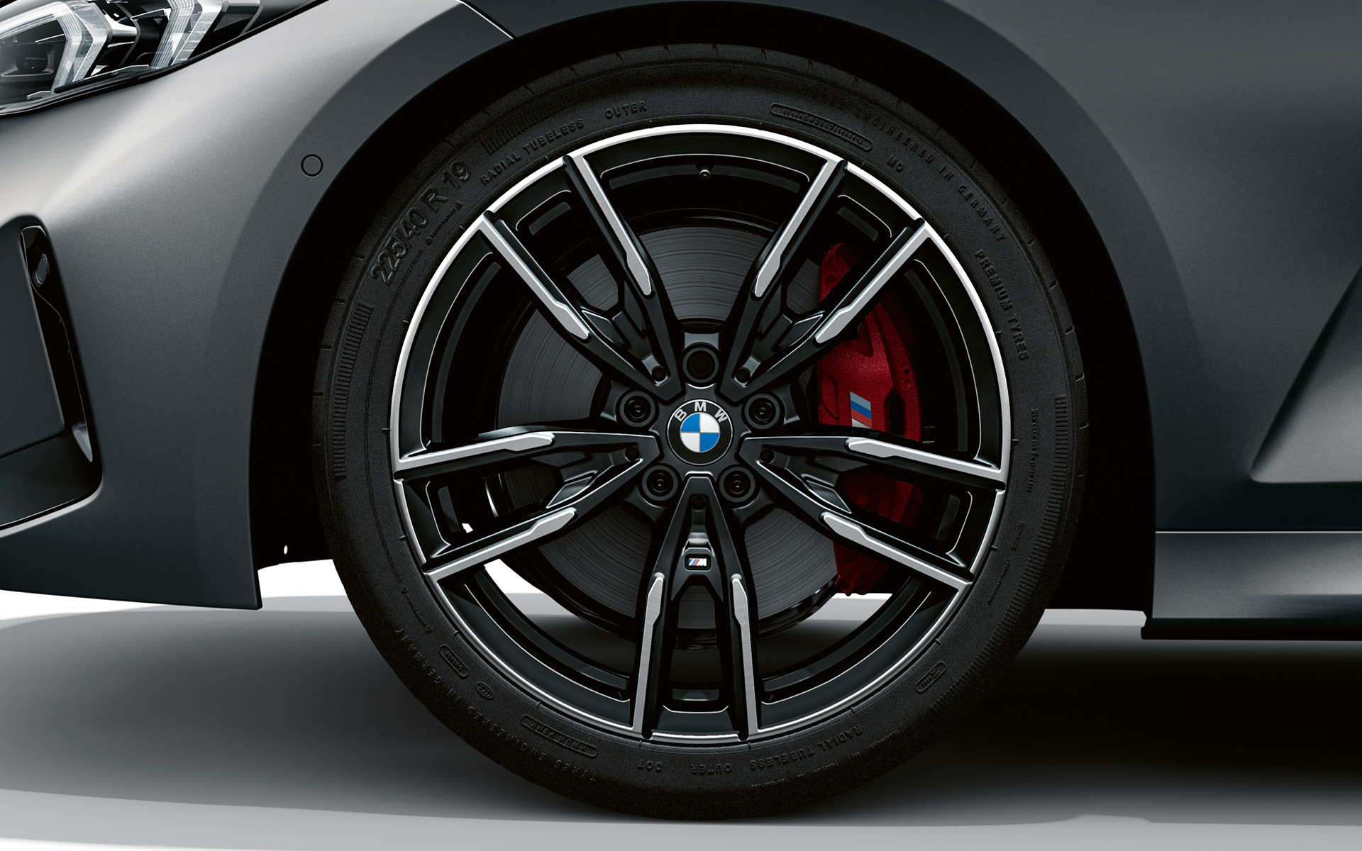 BMW M340i xDrive Limousine G20 BMW Individual Frozen Pure Grey metallic 19” M Leichtmetallräder Doppelspeiche 792 M Bicolor Jetblack Nahaufnahme