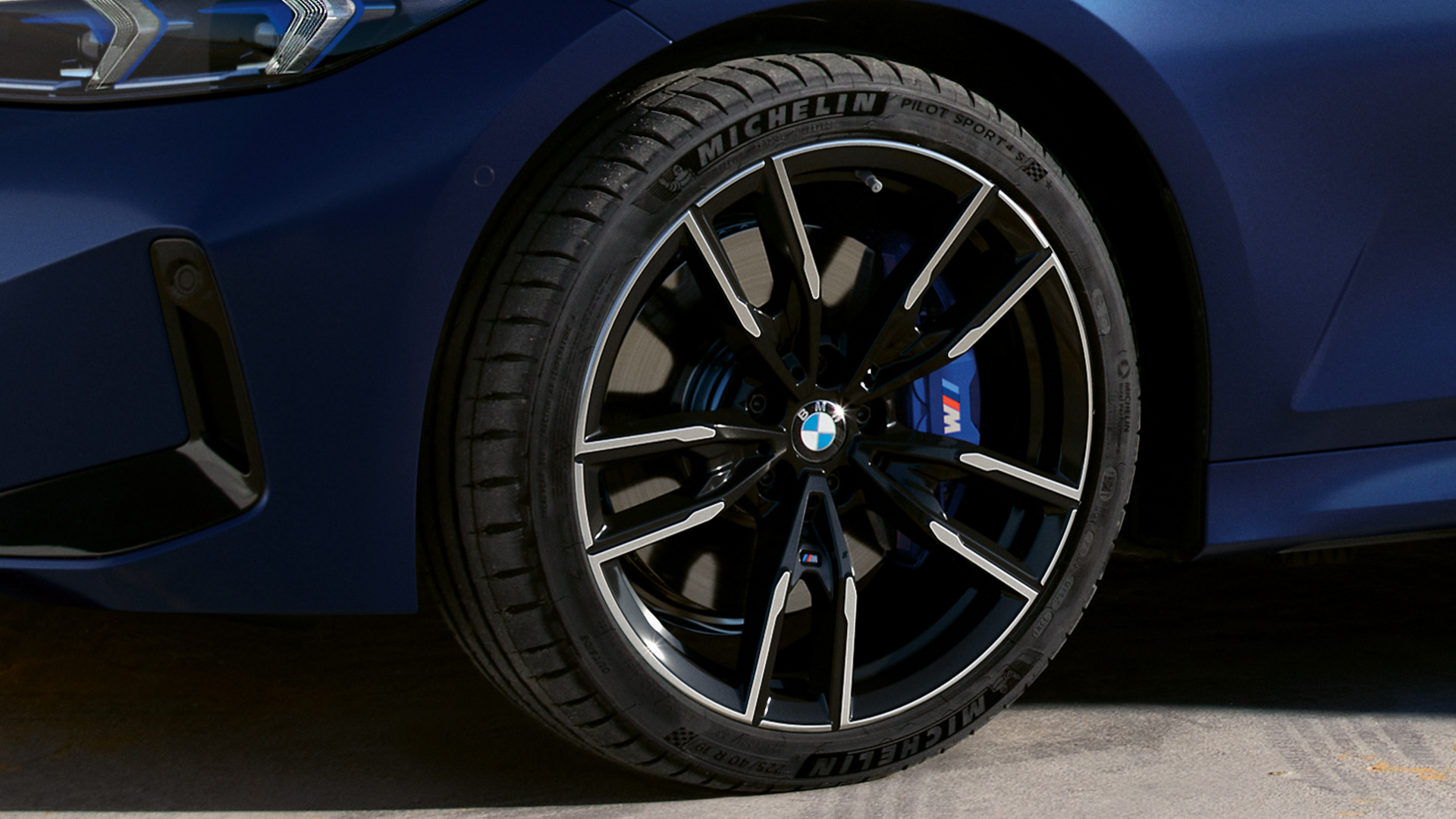 BMW M340i xDrive Touring G21 Frozen Tanzanite Blue 19'' M Leichtmetallräder Nahaufnahme