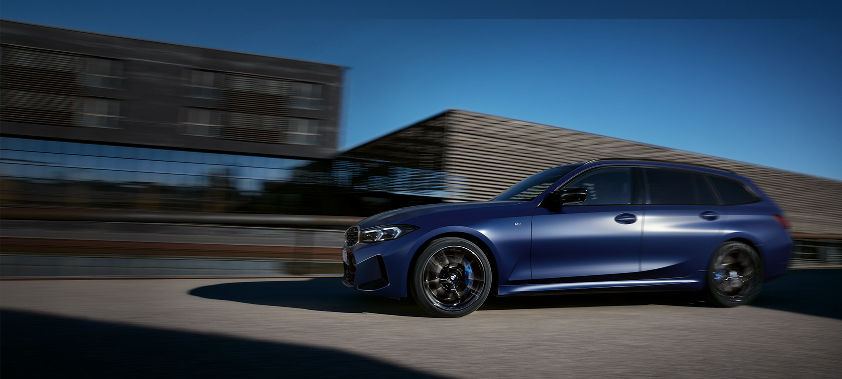 BMW M340i xDrive Touring G21 Seitenansicht fahrend BMW M340i xDrive Touring G21 Frozen Tanzanite Blue Seitenansicht fahrend
