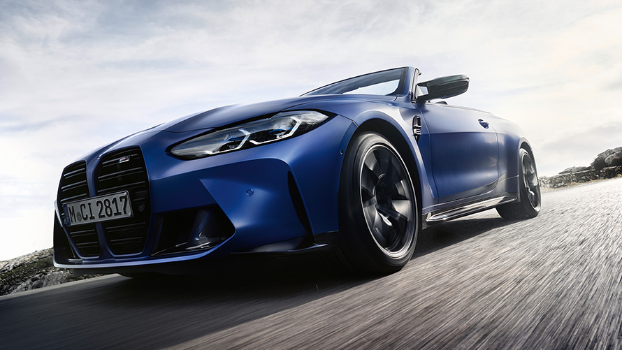 BMW M4 Competition Cabrio mit M xDrive G83 2021 BMW Individual Frozen Portimao Blau metallic Front Niere Froschperspektive