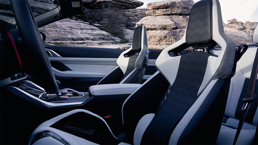 BMW M4 Competition Cabrio mit M xDrive G83 2021 M Carbon Schalensitze Innenraum mit offenem Verdeck