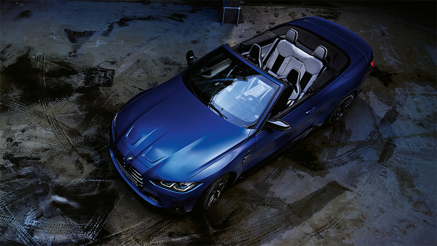 BMW M4 Competition Cabrio mit M xDrive G83 2021 BMW Individual Frozen Portimao Blau metallic Vogelperspektive mit geöffnetem Verdeck